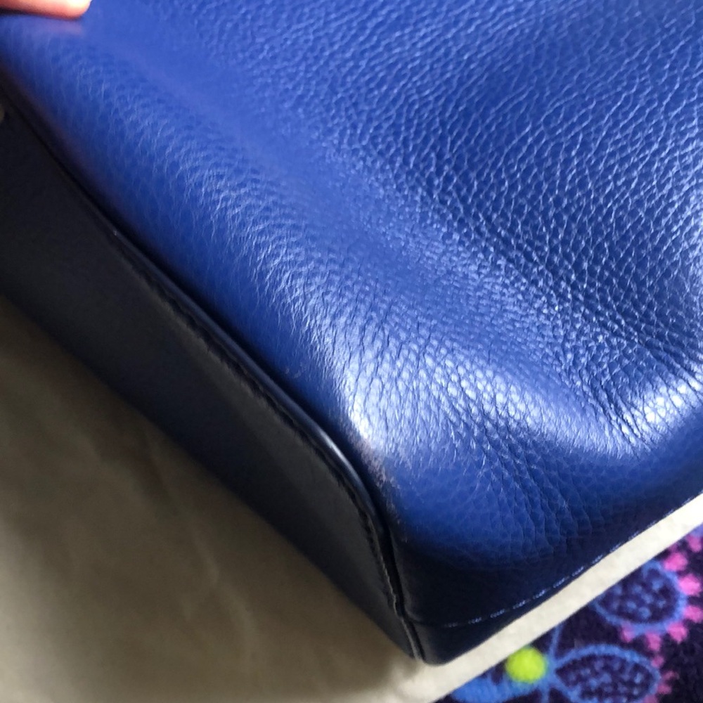Tory Burch tote, Some wear and tear on bottom corners - Picture 5 of 5